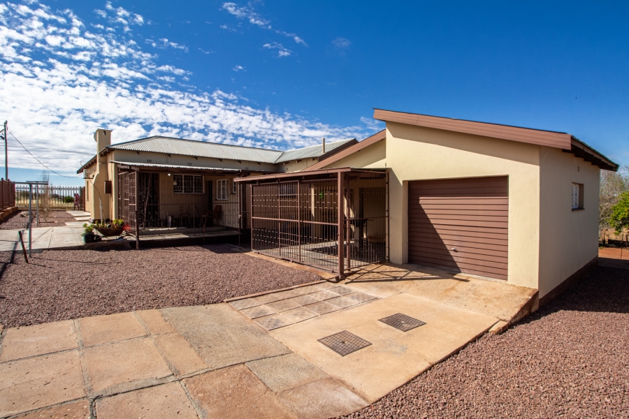 4 Bedroom Property for Sale in Lemoendraai Northern Cape
